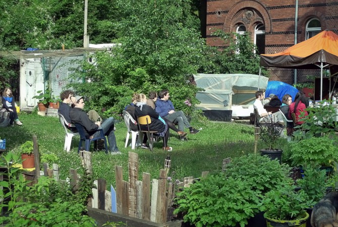 Chillen im Hof der Ex-Kaserne