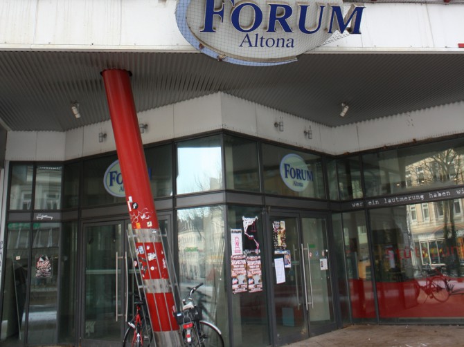 „Schandfleck“ Große Bergstraße? Mitte der Nuller Jahre nutzten Künstler_innen, die später den Frappant e.V. gründen, das leerstehende „Forum Altona“ neben dem Frappant-Kaufhaus.