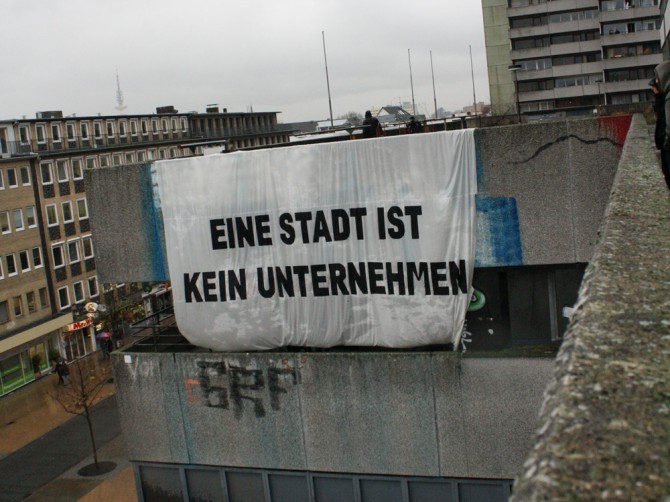 Der damals schwarzgrüne Senat duldete die Besetzung zunächst - im Früjahr bot er den Mitglieder des Frappant e.V. die Victoria-Kaserne zur Zwischennutzung an.