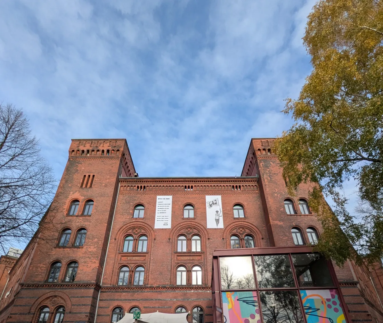 Fassade der fux-Kaserne mit Fasia-Bannern