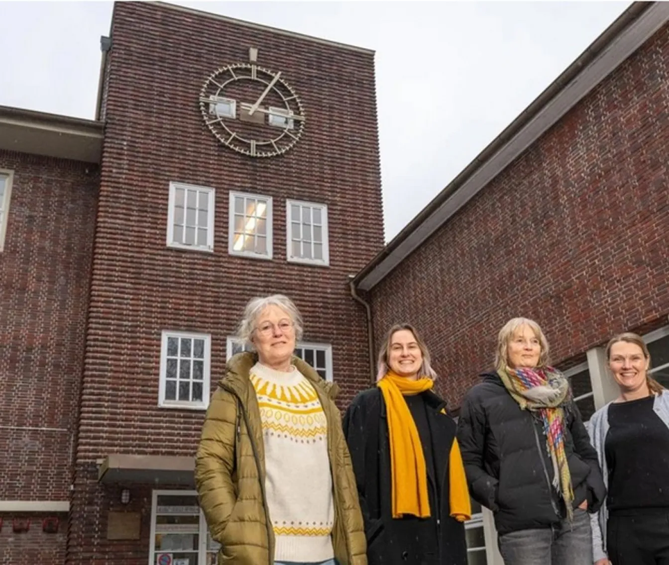 Mehrere Personen vor der Schule Berne