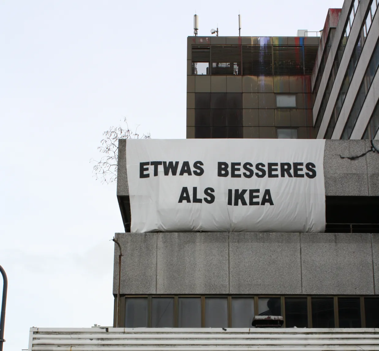 Gebäude mit Transparent "Etwas besseres als Ikea!
