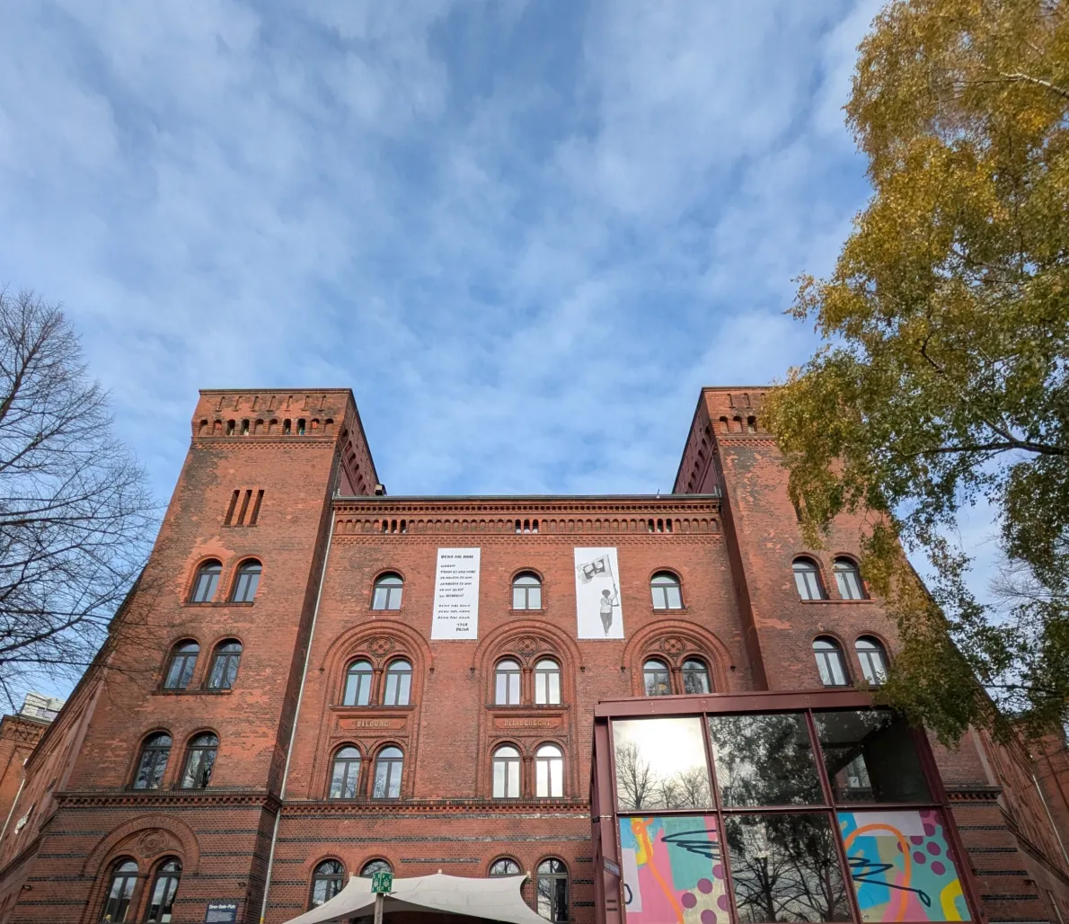 Fassade der fux-Kaserne mit Fasia-Bannern