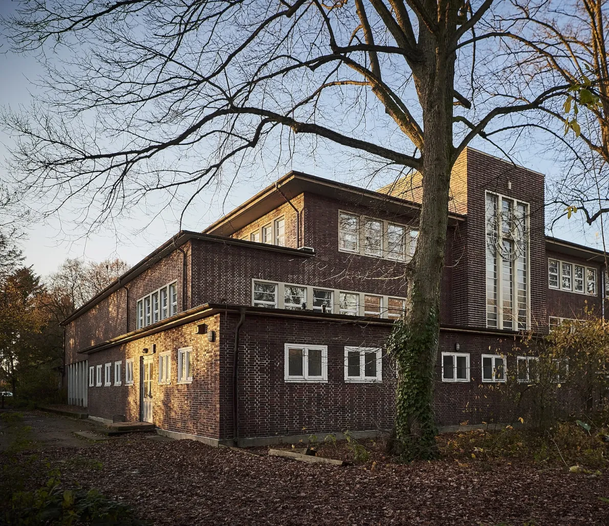 Die ehemalige Schule im Herbstlicht, Foto: pietschpictures
