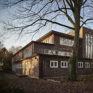 Die ehemalige Schule im Herbstlicht, Foto: pietschpictures